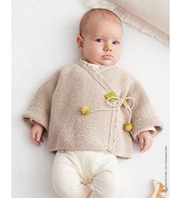 Babyvest met brede overslag en bloemetjes sluiting gemaakt van Lana Grossa Cool Wool Baby