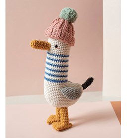 Alberto zeemeeuw met muts gemaakt van Scheepjes Cahlista