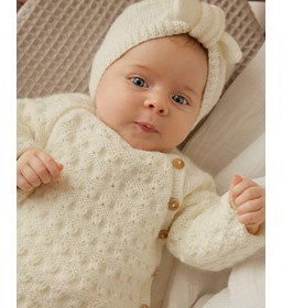 Babytruitje in bloembladsteek