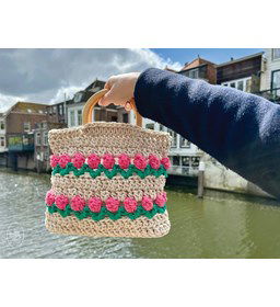 Tas met handvaten gemaakt van Haaknaalden