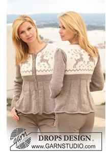 Gebreid DROPS vest van Karisma met pofmouwen en rendierpatroon op de pas. Maat S tot en met XXXL.