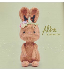 Knuffeldier Jackalopi gemaakt van Scheepjes Catona 25 en 10 gram