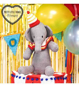 Olifant met muts en kraag