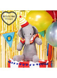 Olifant met muts en kraag