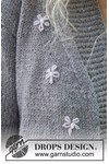 Breipatroon Damesvest met geborduurde bloemetjes, brede hals- en knoopbies. van andere kant