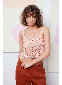 Haakpatroon kort hemdje anais, in open haakwerk gemaakt van Lang Yarns Belle