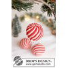 Gebreide kerstbal met spiraal strepen gemaakt van Drops Cotton Merino