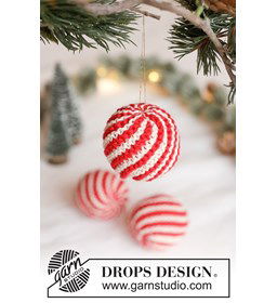 Gebreide kerstbal met spiraal strepen  gemaakt van Breinaalden zonder knop