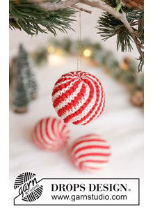 Gebreide kerstbal met spiraal strepen 