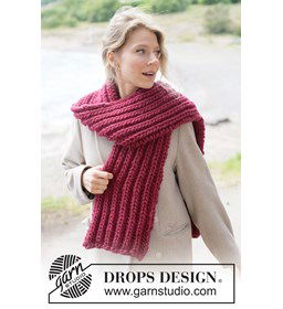 Warme gebreide sjaal in Engelse patentsteek gemaakt van Drops Polaris