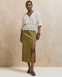 Damesvest met aansnoer koordje in de taille gemaakt van knopen