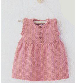 Mouwloos babyjurkje gemaakt van knopen