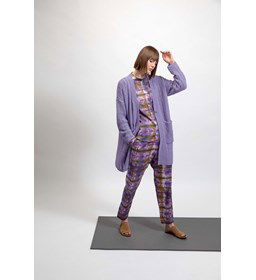 Lang damesvest met zakken  gemaakt van Lang Yarns Regina