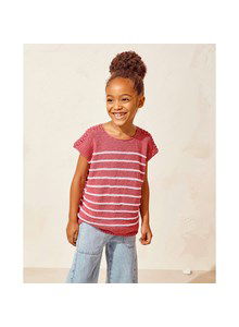 Zomers meisjes hemdje met ajourpatroon op de schouders