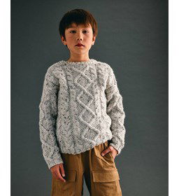 Kindertrui met verschillende kabelpatronen gemaakt van Phildar Phil Tweedy