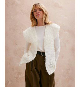 Recht mouwloos damesvest gemaakt van Haaknaalden