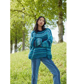 Wijde in grote steken gebreide damestrui gemaakt van Lang Yarns Cloud