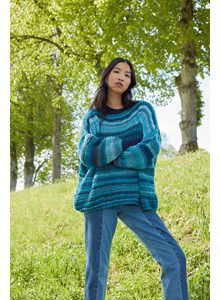 Wijde in grote steken gebreide damestrui