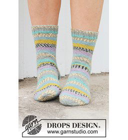 Sokken met vrolijke strepen gemaakt van Drops Fabel