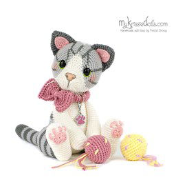 Knuffel poes met grijs gecyperde vlekken gemaakt van applicatie