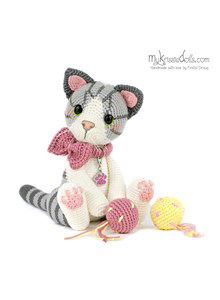 Knuffel poes met grijs gecyperde vlekken