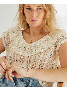 Romantische top met wijde hals.