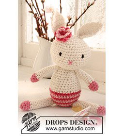 Gehaakte paashaas voor Pasen met bloem van Paris. gemaakt van Drops Paris