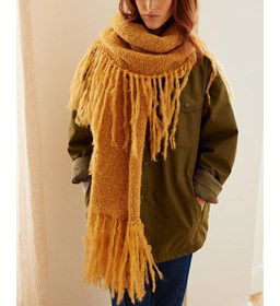 Dames sjaal Helene met franjes gemaakt van Haaknaalden