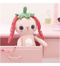 Knuffelkonijn in aardbeipakje gemaakt van Boeken Rico