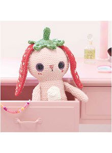 Knuffelkonijn in aardbeipakje