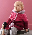 Breipatroon Lang babyvest met bontrand en pompon.