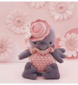 Damesvogel met hoedje en jurk gemaakt van Scheepjes Catona 50 - 100 gram