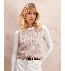 Spencer met gehaakt kabelpatroon gemaakt van Phildar Phil Super Baby