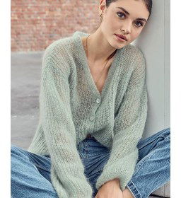 Fijne en licht doorzichtige damesvest gemaakt van Phildar Phil Mohair Soie Lurex