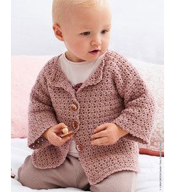 Baby vestje met knoopsluiting gemaakt van knopen