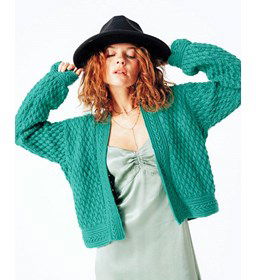 Recht damesvest in gehaakt noppen- en kabelpatroon