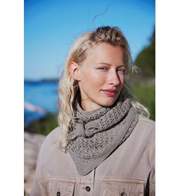 driehoeksjaal Emily met ajourpatroon gemaakt van Lang Yarns Cashmere Extra Lace