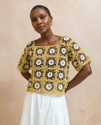 Top in Granny Square met bloem patroon gemaakt van Haaknaalden