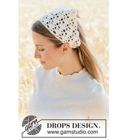 Elegante gehaakte bandana met waaierpatroon gemaakt van Drops Cotton Merino