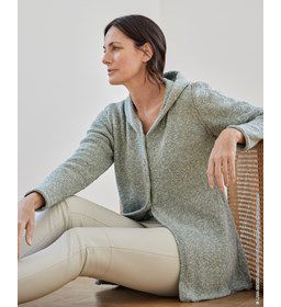 Damesvest met capuchon gemaakt van knopen