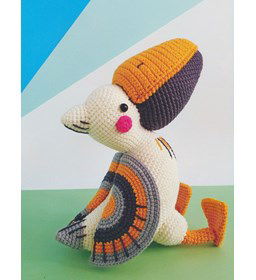 Pelikaan met gekleurde vleugels gemaakt van Scheepjes Catona 50 - 100 gram