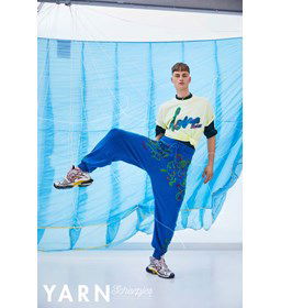 Gebreide broek met borduurwerk gemaakt van rondbreinaald nr 2 - 2,25