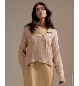 Vest met kraag en brede overslag gemaakt van knopen