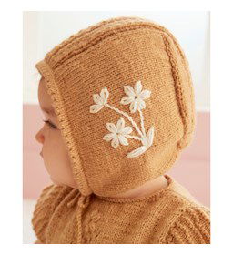 Babymutsje met geborduurde bloemen