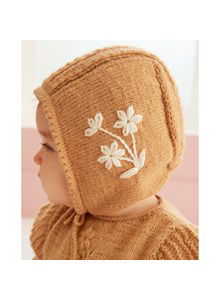 Babymutsje met geborduurde bloemen