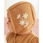 Breipatroon Babymutsje met geborduurde bloemen