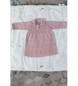 Jurkje voor baby gemaakt van knopen