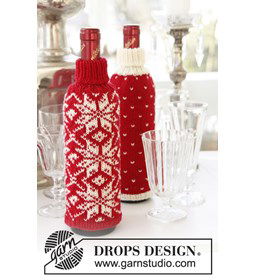 Gebreide flessenhoezen voor Kerst gemaakt van Drops Fabel
