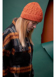 Muts met kabelpatroon