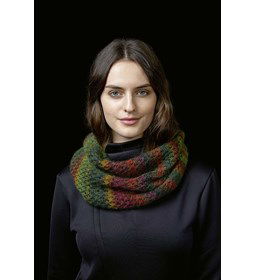 Snood voor dames gemaakt van Lang Yarns Greta (op=op)